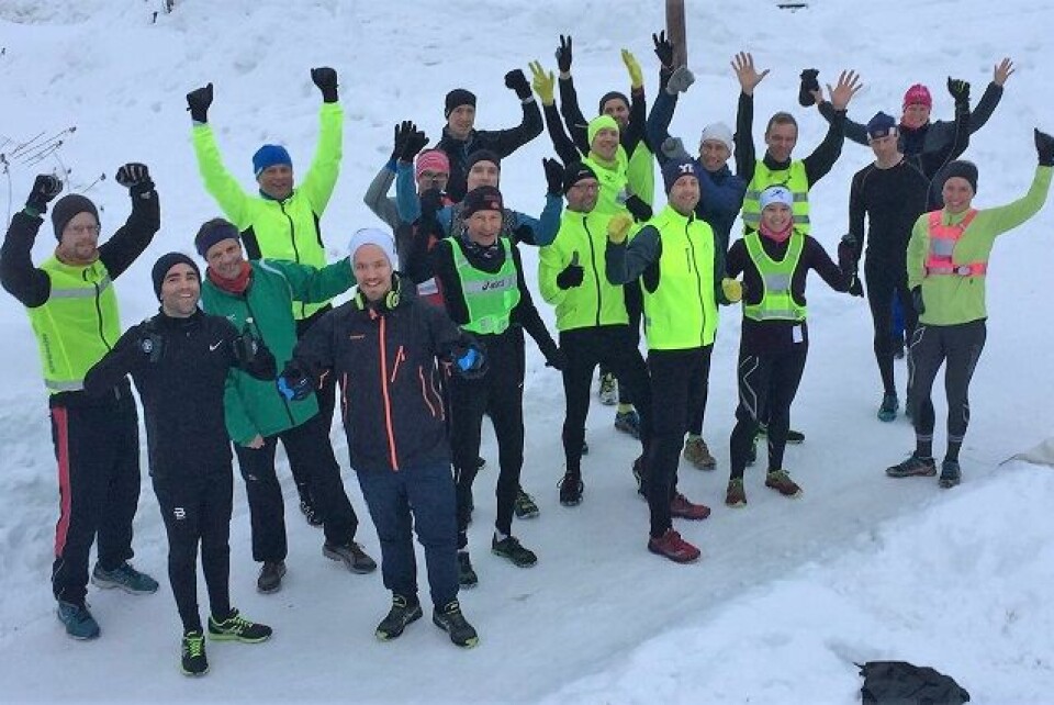 Det 2 kvinner og 16 mann sterke feltet samlet før start ved Prestrudhallen i dagslys onsdag kveld. (Foto: Pål-Erik Langøigjelten) Det 2 kvinner og 16 mann sterke feltet samlet før start ved Prestrudhallen i dagslys onsdag kveld. (Foto: Pål-Erik Langøigjelten)