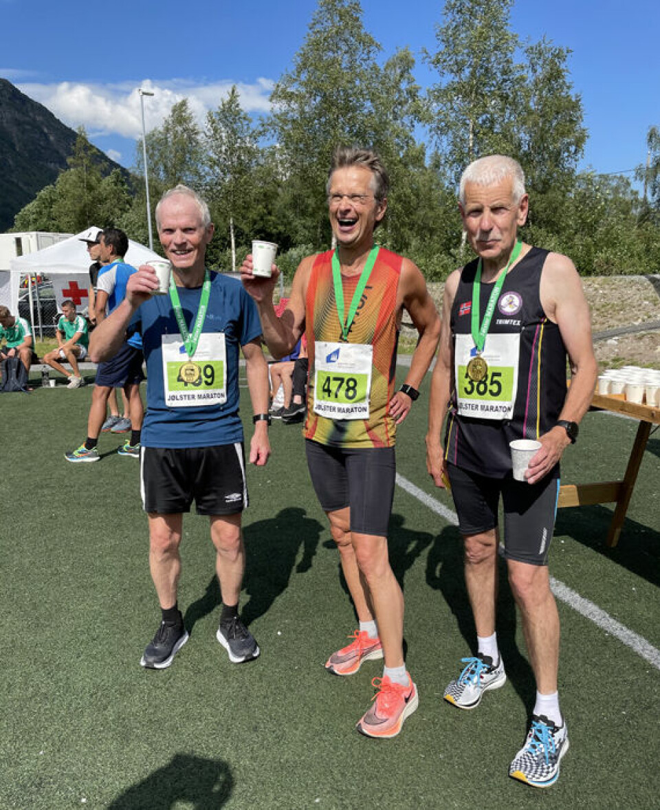 Tage Morken Augustson tok halvmaratonseieren i varme Jølster Maraton Dei 3 raskaste over 65 år.jpg