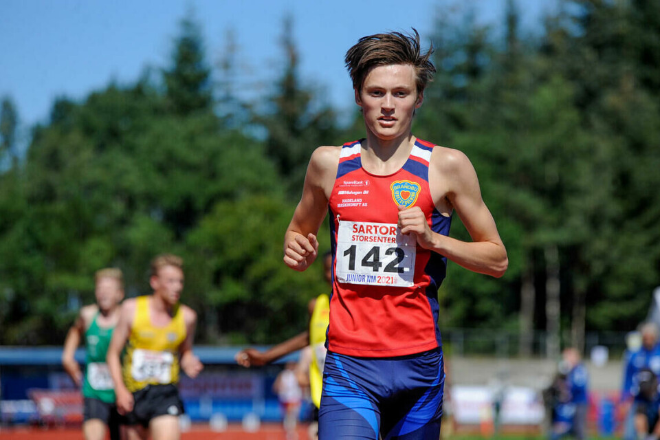 13.56 og norsk juniorrekord på 5 km av Abdullahi Dahir Rabi Magnus Tuv Myhre passerer målstreken som vinner av 5000 meter, tilsynelatende uberørt. Bak ham kjempes det intenst om de neste pallplassene. (Alle foto: Arne Dag Myking)