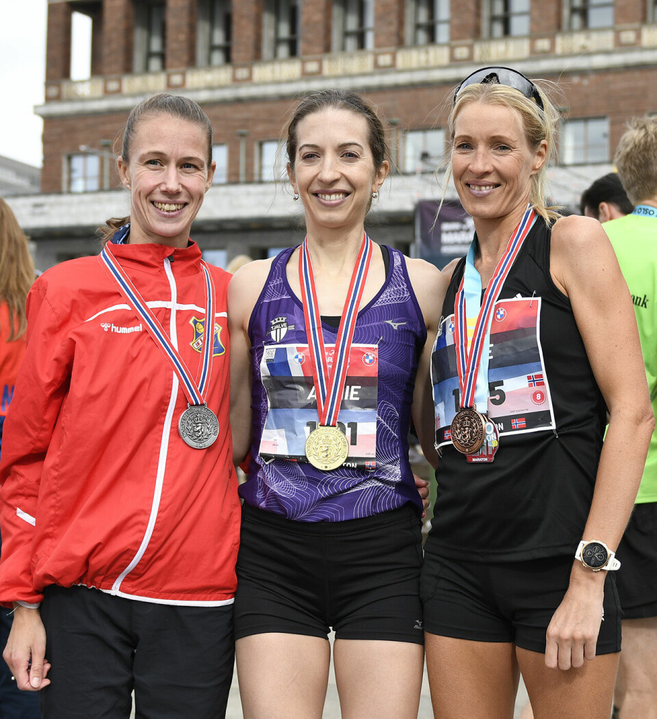 Siri Schøne Ness løper taktfast med familien Siri-Schoene-Ness-Annie-Bersagel-Silje-Eklund-Oslo_Maraton_2022_maraton_KD_97911_Foto_Bjorn_Johannessen.jpg