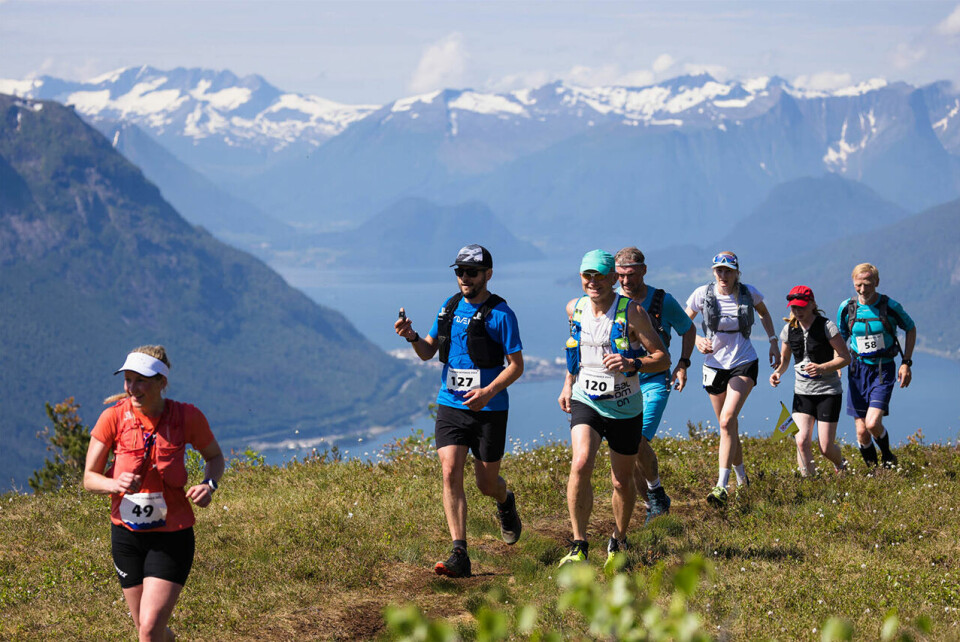 Kilian Jornet og Anita Iversen Lilleskare vant langløypa i Isfjorden Skyrace Felt-og-fjord.jpg