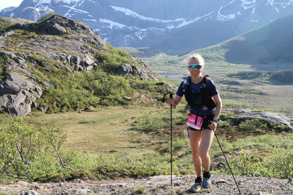 Lena-Britt Johansen på vei gjennom den lengste distansen, her er hun ca 45 km mellom Nusfjord og Napp. (Alle foto: Trond Arne Liavik) Lena-Britt Johansen på vei gjennom den lengste distansen, her er hun ca 45 km mellom Nusfjord og Napp. (Alle foto: Trond Arne Liavik)
