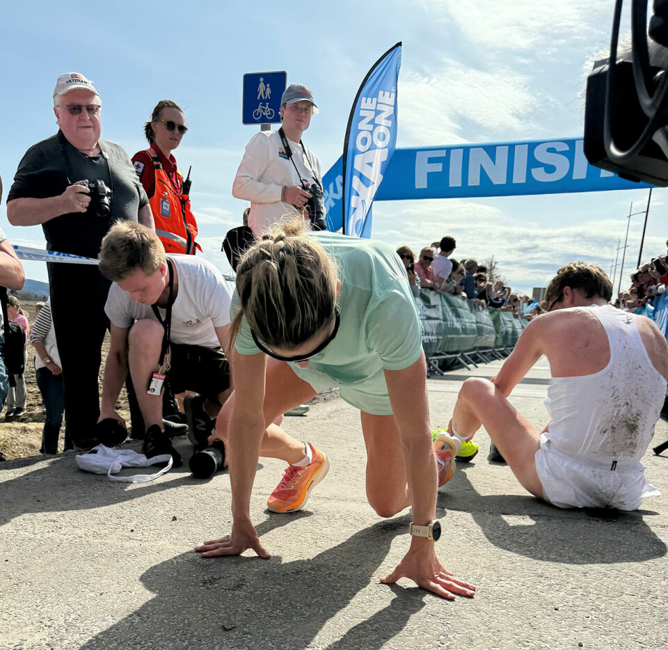 Grue Halvmaraton – en folkefest Therese-Johaug-paa-knea-maal.jpg
