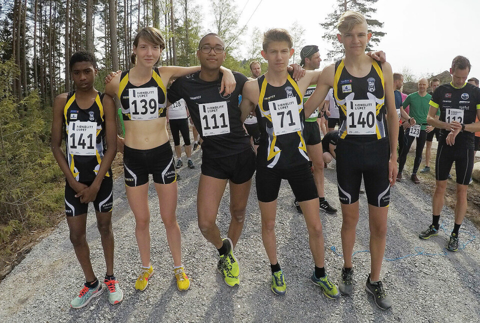 En delegasjon løpere fra Halden IL klare til start. Men årets vinner av kvinneklassen, Tessa Frenay, som nr. 2 fra venstre. (Alle foto: Bjørn Johannessen) En delegasjon løpere fra Halden IL klare til start. Men årets vinner av kvinneklassen, Tessa Frenay, som nr. 2 fra venstre. (Alle foto: Bjørn Johannessen)