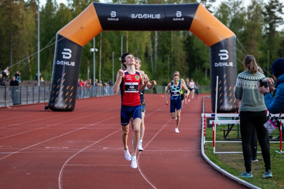 Magnus Tuv Myhre jubler etter spurtseier og solid pers med 13.38.69 på 5000m i Greveskogen lørdag kveld. (Foto Samuel Hafsahl) Magnus Tuv Myhre jubler etter spurtseier og solid pers med 13.38.69 på 5000m i Greveskogen lørdag kveld. (Foto Samuel Hafsahl)