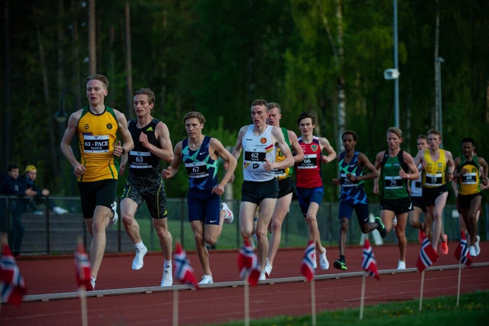 Perser i fleng i Per Halle Invitational pinseaften 5000m MS-A Fredrik Sandvik hare.jpg