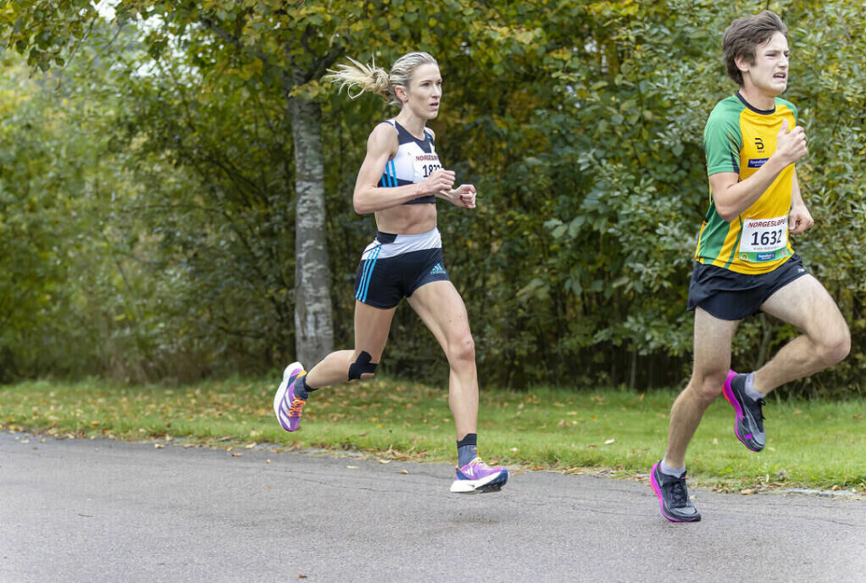 Karoline Bjerkeli Grøvdal sikter mot Europa-rekorden på 5 km nyttårsaften En drøy km før mål. Foto: Bjørn Hytjanstorp