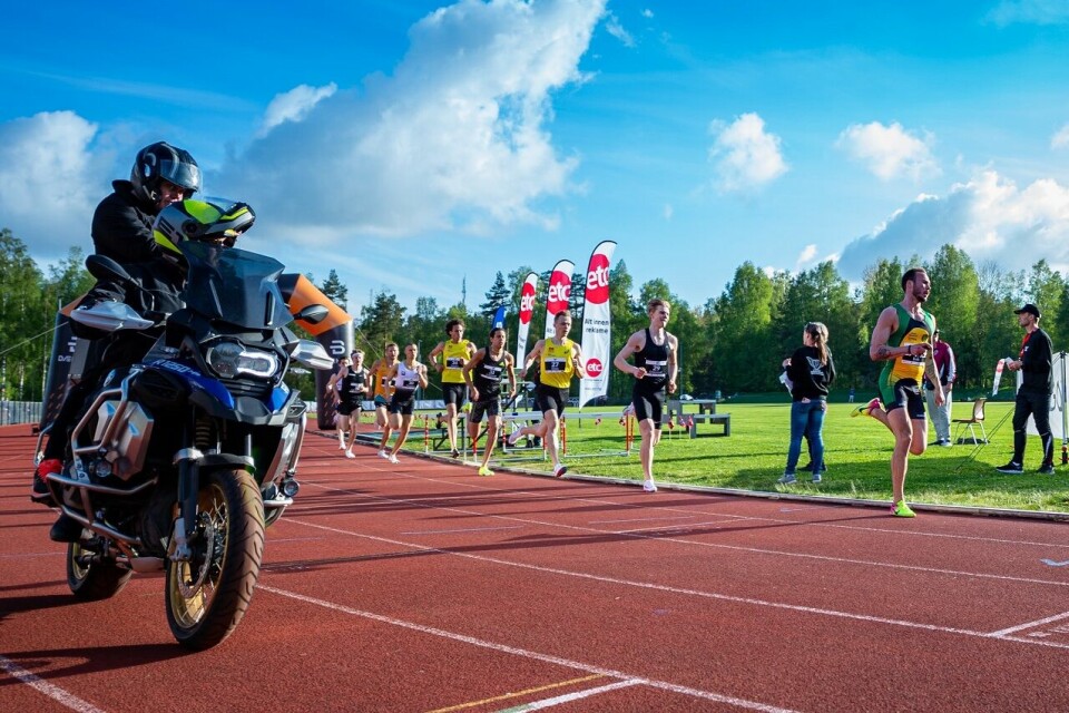 Perser i fleng i Per Halle Invitational pinseaften 800m MS Andreas Roth hare.jpg