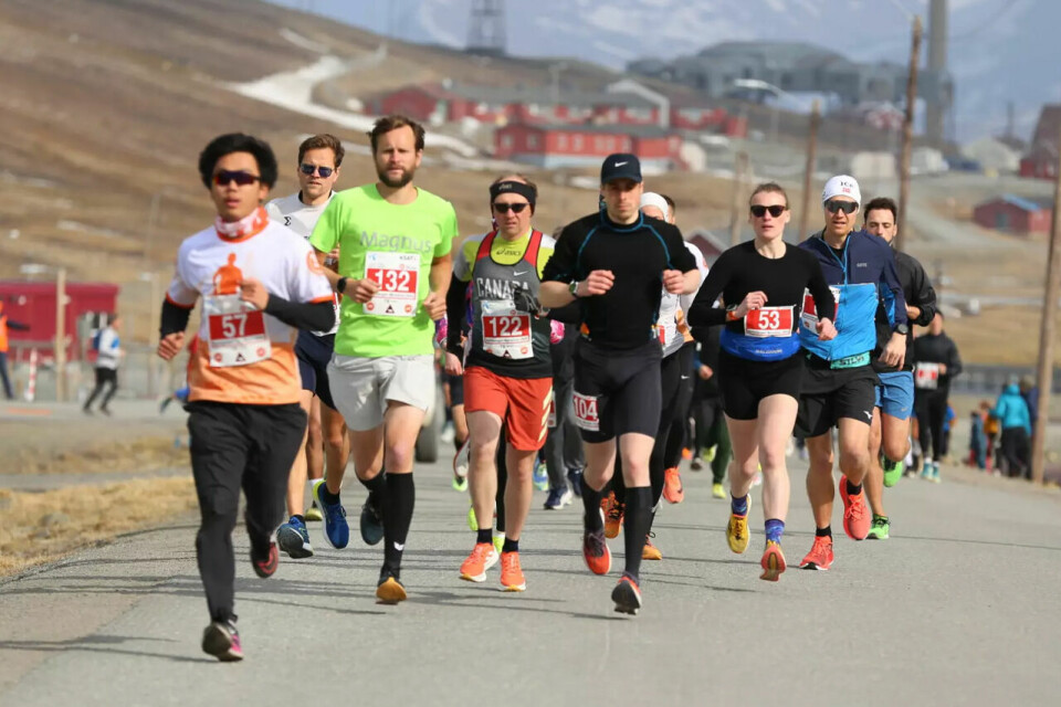Herreteten på maraton. Vinner Erik Furnes i midten, med startnummer 104. (Foto: Kåre M. Hansen / Svalbardposten) Herreteten på maraton. Vinner Erik Furnes i midten, med startnummer 104. (Foto: Kåre M. Hansen / Svalbardposten)