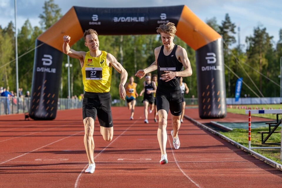 Perser i fleng i Per Halle Invitational pinseaften 800 m MS Marcus Einan foran Tobias Gr¢nstad.jpg