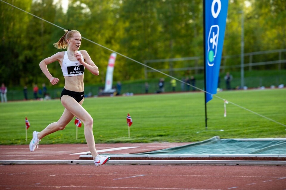 Perser i fleng i Per Halle Invitational pinseaften 3000m KS Ina Halle Haugen.jpg