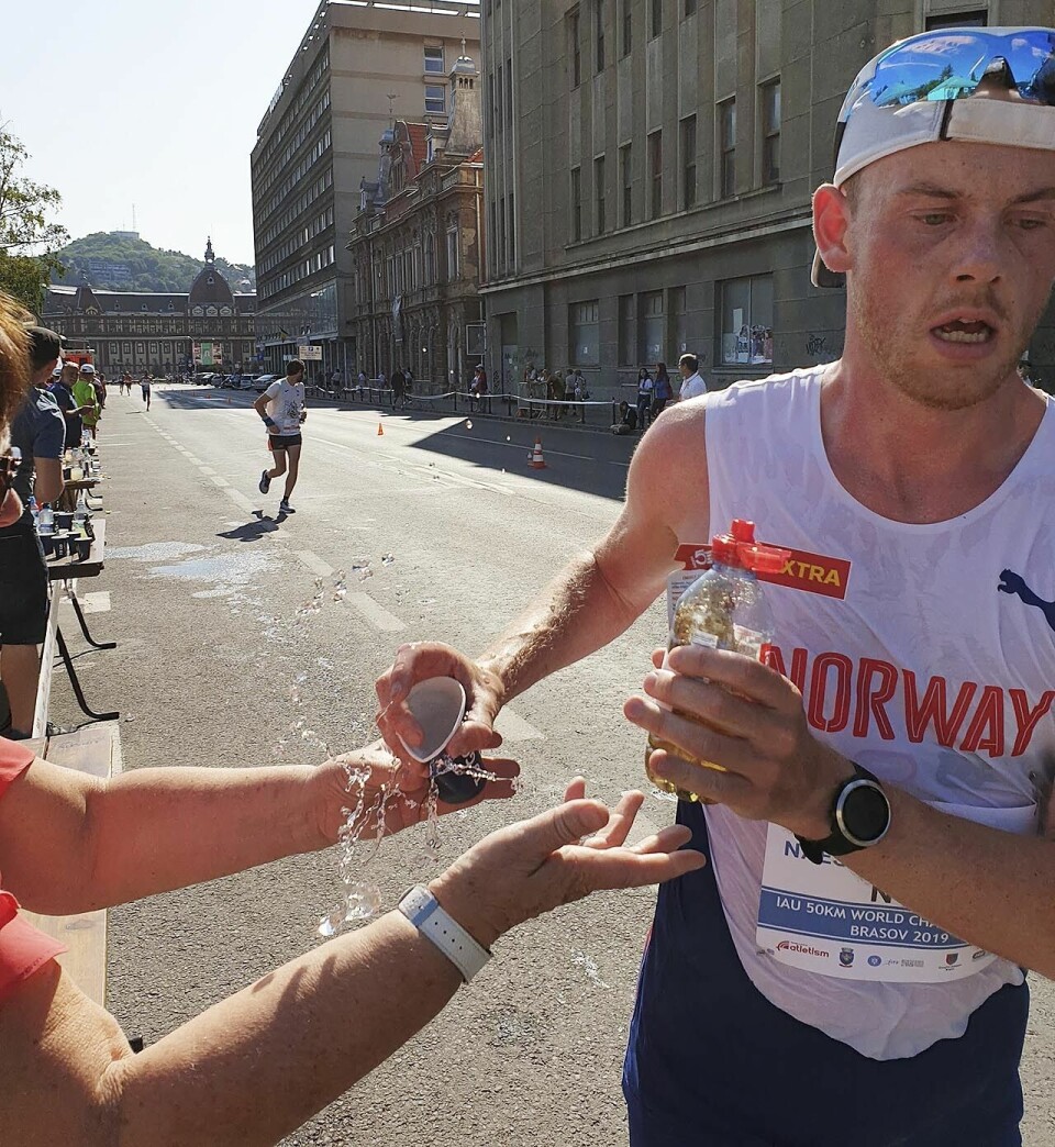 17. og 36. plass på de to norske i en varm VM 50 km i Romania Drikkestasjon.jpg