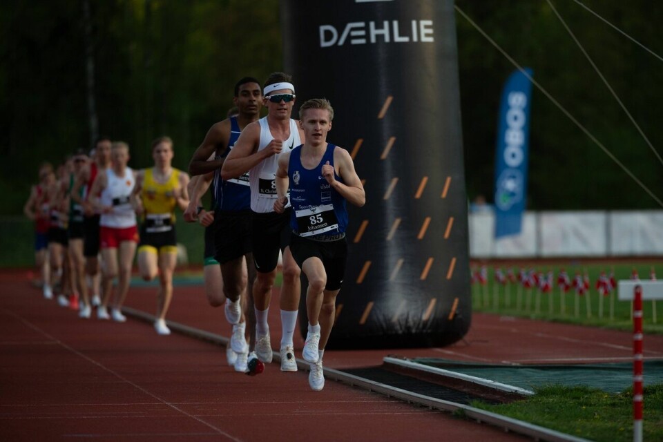 Perser i fleng i Per Halle Invitational pinseaften 5000m MS-B Petter Johansen dra.jpg