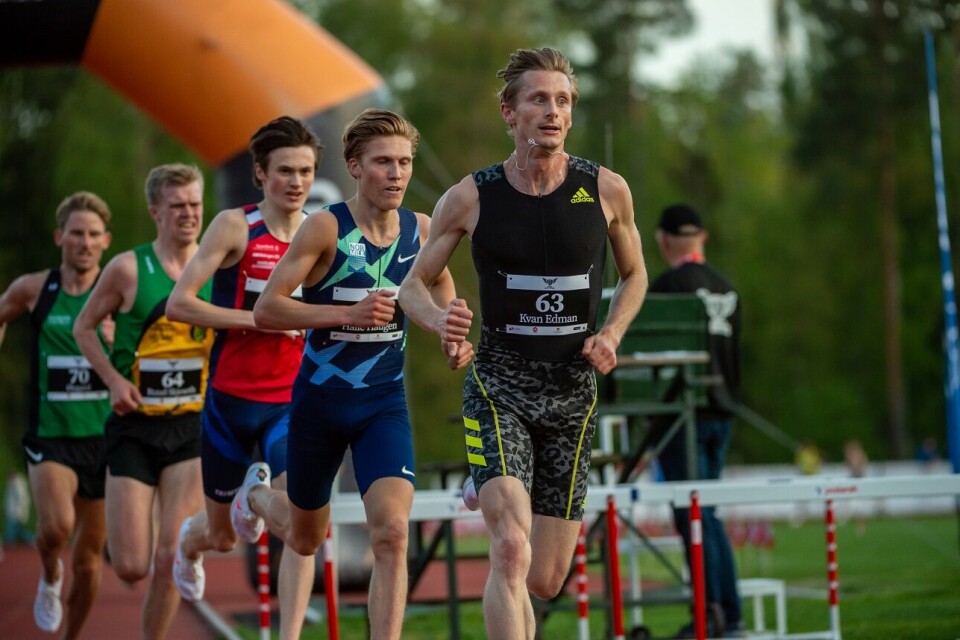 Perser i fleng i Per Halle Invitational pinseaften 5000m MS-A Ferdinand Kvan Edman.jpg