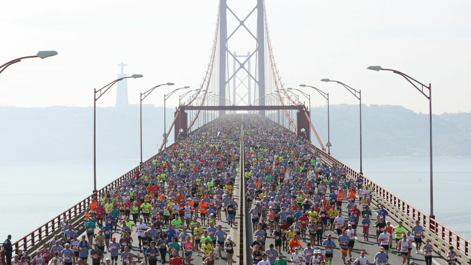 Lisboa halvmaraton er populært blant mange, også norske løpere. De 17500 løperne startet midt utpå en bro. (Foto: arrangøren) Lisboa halvmaraton er populært blant mange, også norske løpere. De 17500 løperne startet midt utpå en bro. (Foto: arrangøren)