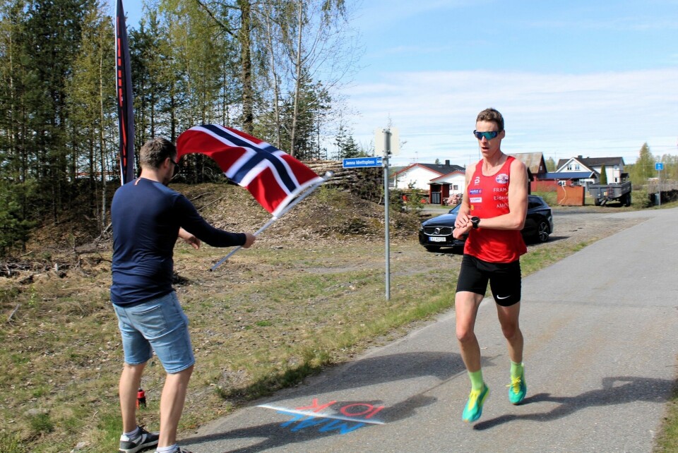 Magnus Torp Antonsen blir flagget inn på Formel 1-vis av primus motor André Berge. (Foto: Line Viola Hvammen) Magnus Torp Antonsen blir flagget inn på Formel 1-vis av primus motor André Berge. (Foto: Line Viola Hvammen)