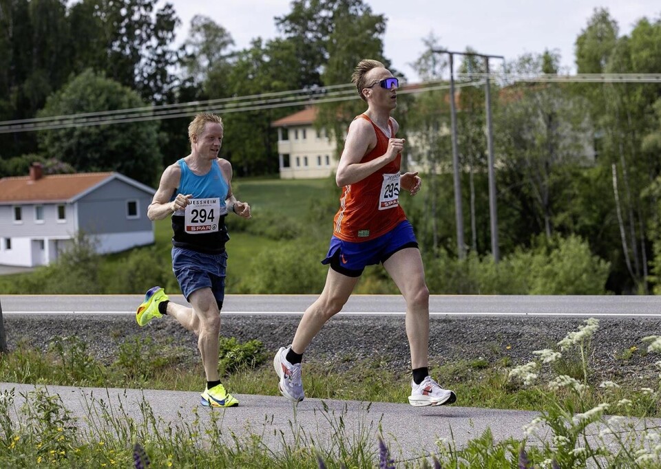 Robert Hisdal og Astrid Brathaug Sørset vant Jessheim halvmaraton Nikolai Ruen(295) og Kim Bertheussen(294).jpg