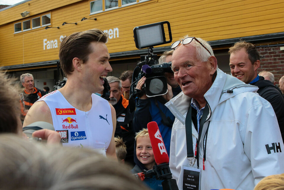 Karsten Warholm fikk gratulasjoner fra Trond Mohn etter rekordløpet sitt. (Alle foto: Arne Dag Myking) Karsten Warholm fikk gratulasjoner fra Trond Mohn etter rekordløpet sitt. (Alle foto: Arne Dag Myking)