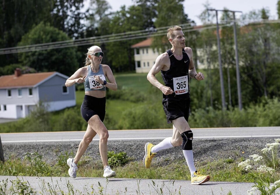 Robert Hisdal og Astrid Brathaug Sørset vant Jessheim halvmaraton Paul Cappelen og damevinner Astrid Brathaug Sorset.jpg
