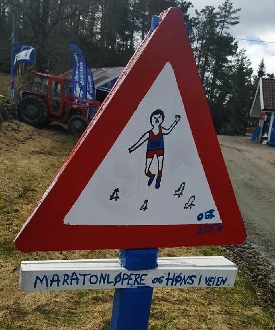 Fantastisk flott dag i Steinsland Bygdemaraton Maratonløpere_og_høns (528x633).jpg