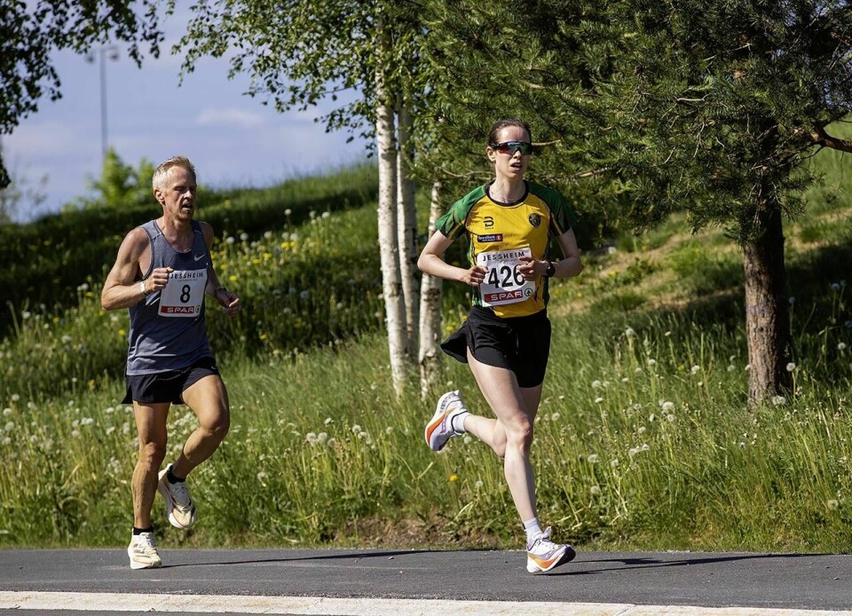 Robert Hisdal og Astrid Brathaug Sørset vant Jessheim halvmaraton Silje Fjortoft og Anders Braenna.jpg