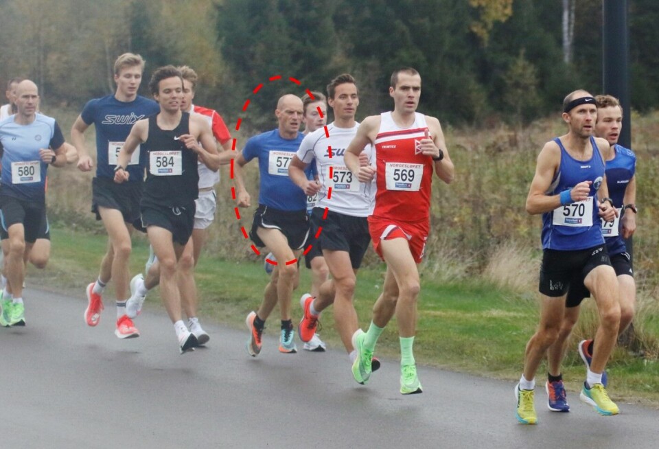 Håkon Helge Hjemly vant klart aldersklassen (50-54) under VM halvmaraton på Jessheim 3. oktober. Her i et felt med yngre løpere. (Foto: Rolf Bakken) Håkon Helge Hjemly vant klart aldersklassen (50-54) under VM halvmaraton på Jessheim 3. oktober. Her i et felt med yngre løpere. (Foto: Rolf Bakken)