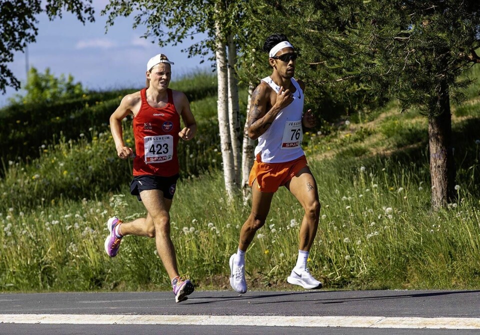 Robert Hisdal og Astrid Brathaug Sørset vant Jessheim halvmaraton Ken Moon-At(76) og Gjermund Lundemo Syvertsen(423).jpg