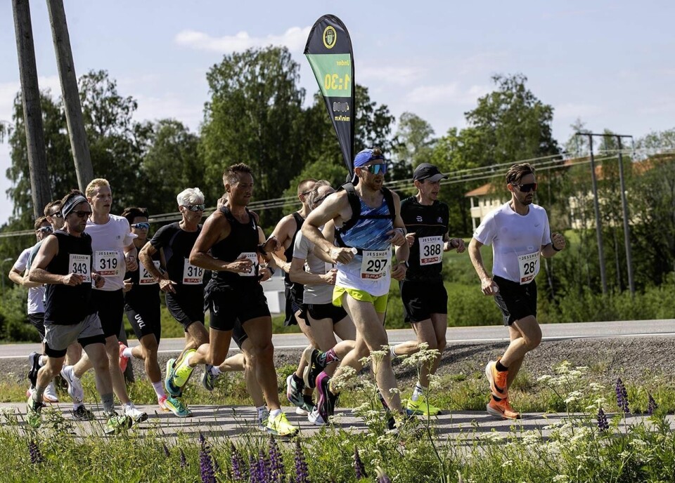 Robert Hisdal og Astrid Brathaug Sørset vant Jessheim halvmaraton 1.30-toget etter snaue 8 km.jpg