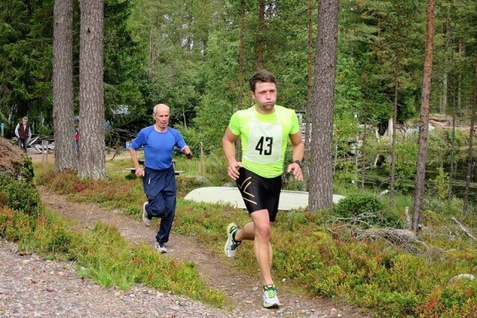Vegard Lans Pedersen passerer far, Trond, ved Sagdammen 1 km før mål alene i tet. (Foto: Hilde Hagevik Odde) Vegard Lans Pedersen passerer far, Trond, ved Sagdammen 1 km før mål alene i tet. (Foto: Hilde Hagevik Odde)