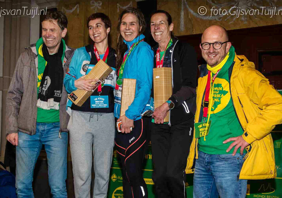 Janicke Bråthe fikk stå i midten på pallen som raskeste kvinne i Two Rivers Marathon. (Foto: Gijs van Tuij) Janicke Bråthe fikk stå i midten på pallen som raskeste kvinne i Two Rivers Marathon. (Foto: Gijs van Tuij)