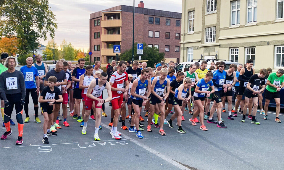 Det er like før starten på 5 km, og ivrige løpere er klare til å sette både seg sjøl og klokka i bevegelse. (Foto: Roger Midtstraum) Det er like før starten på 5 km, og ivrige løpere er klare til å sette både seg sjøl og klokka i bevegelse. (Foto: Roger Midtstraum)