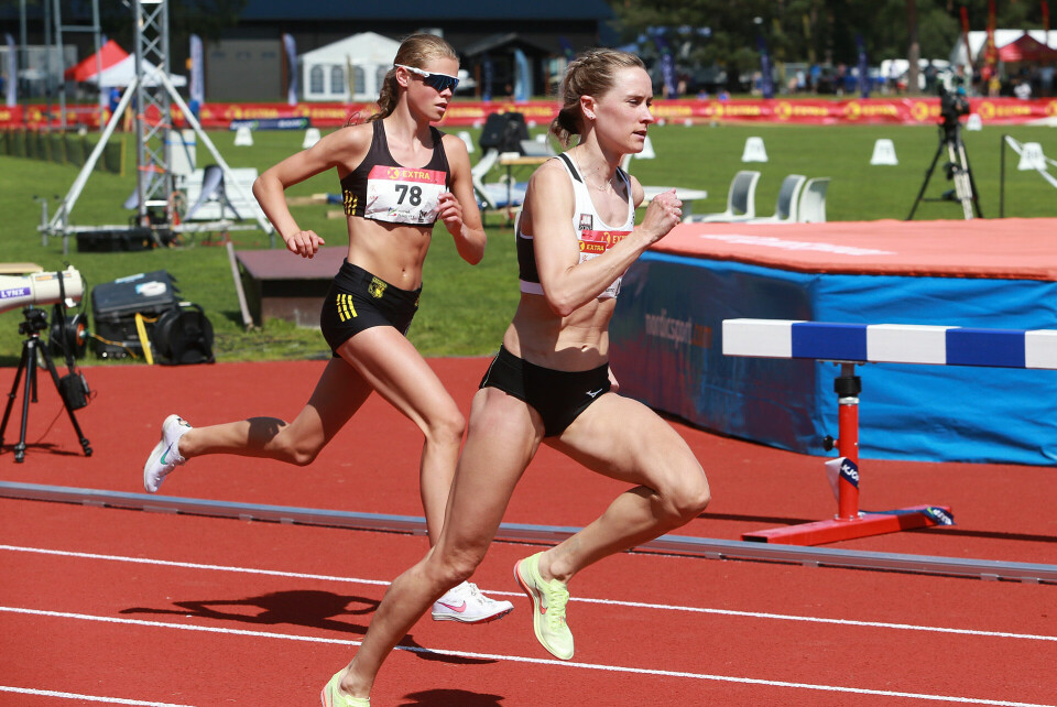 800 m forsøk heat 1: Malin Hoelsveen i bane 2 og Hedda Hynne i bane 3. Begge gikk til finalen. (Foto: Kjell Vigestad) 800 m forsøk heat 1: Malin Hoelsveen i bane 2 og Hedda Hynne i bane 3. Begge gikk til finalen. (Foto: Kjell Vigestad)