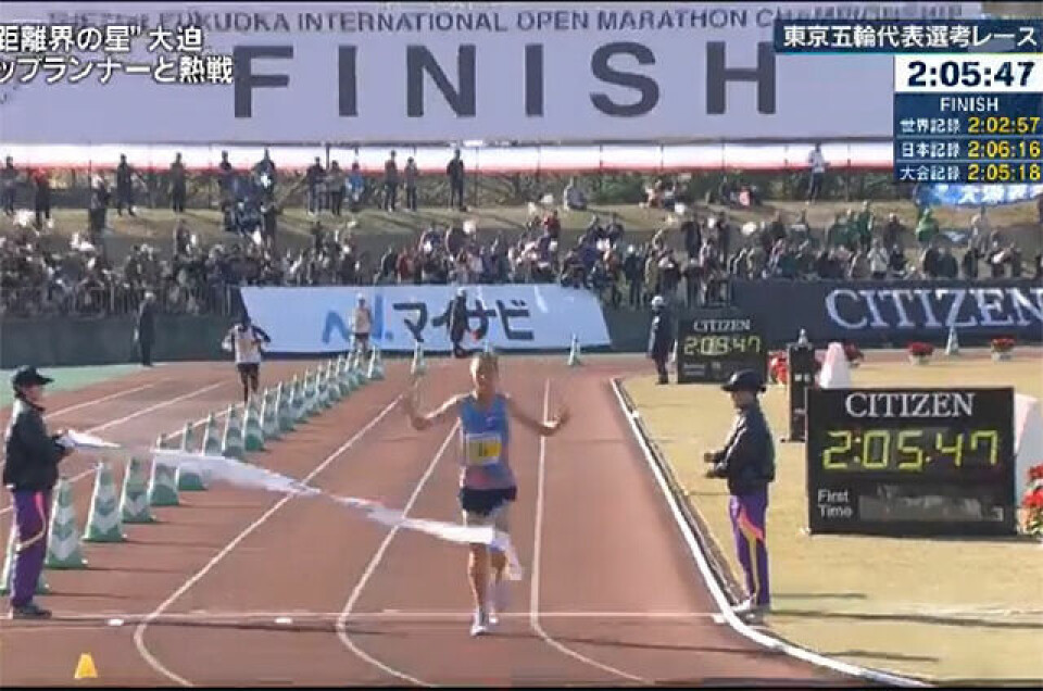 Sondre Nordstad Moen løper over mål som vinner av Fukuoka Marathon, på smått utrolige 2.05.48. (Foto: skjermdump, japansk TV) Sondre Nordstad Moen løper over mål som vinner av Fukuoka Marathon, på smått utrolige 2.05.48. (Foto: skjermdump, japansk TV)