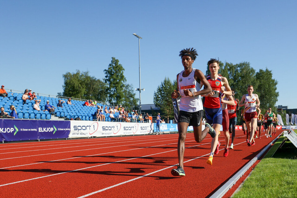 5000 m menn: Lureløp i A-heatet ga NM-gull til Magnus Tuv Myhre alle langside forfra.jpg