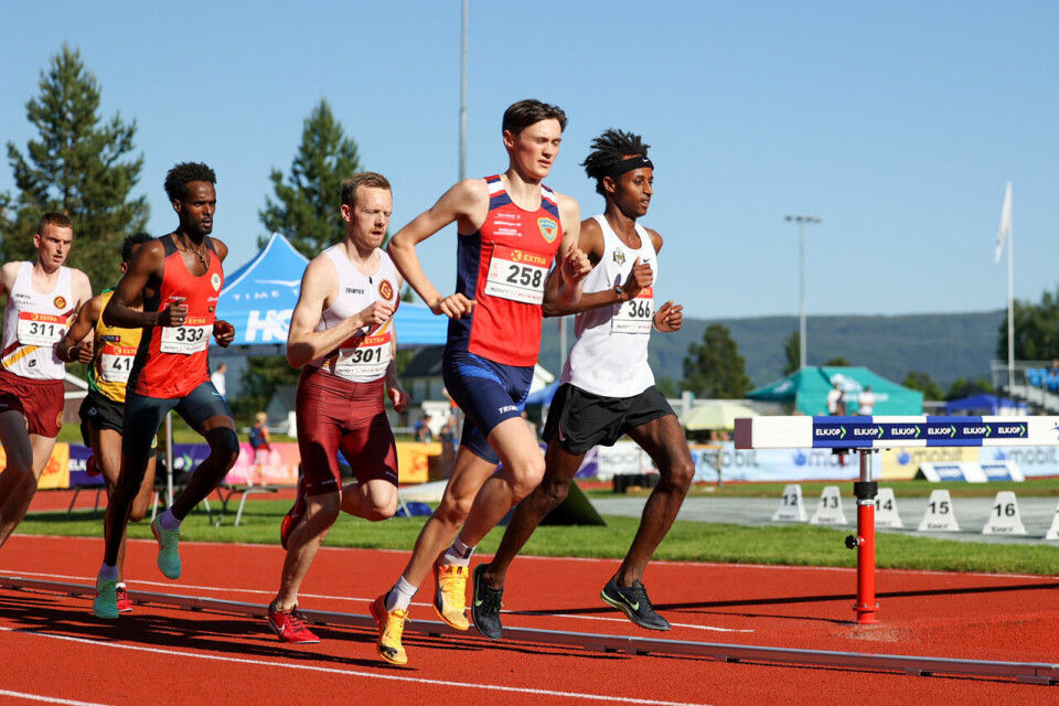 5000 m menn: Lureløp i A-heatet ga NM-gull til Magnus Tuv Myhre tet fra siden.jpg