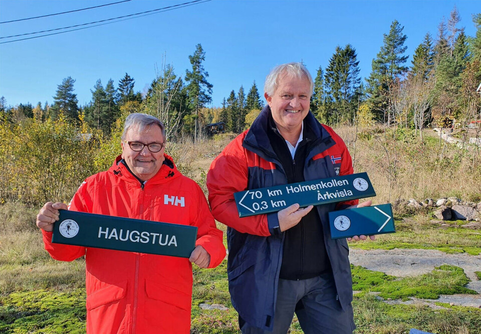 Ildsjelene Knut Olaf Kals (til venstre) og Marius Morin viser fram noen av skiltene som skal guide både fotturister og ultraløpere fra Lier til Holmenkollen. (Foto: Gjermund Sørstad) Ildsjelene Knut Olaf Kals (til venstre) og Marius Morin viser fram noen av skiltene som skal guide både fotturister og ultraløpere fra Lier til Holmenkollen. (Foto: Gjermund Sørstad)