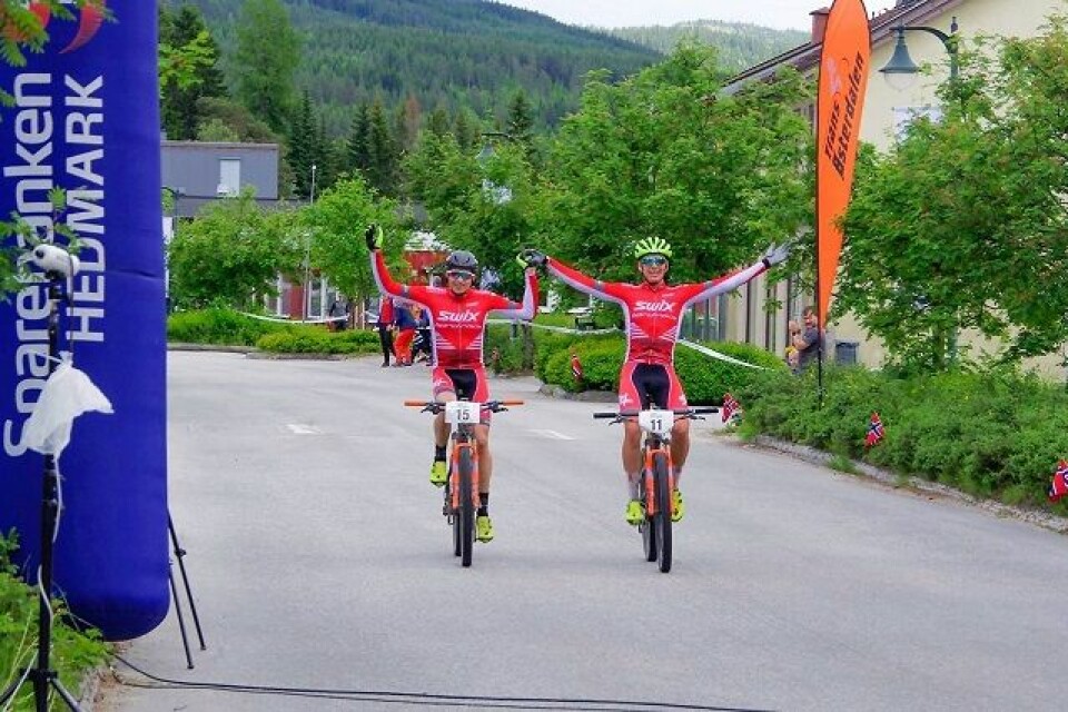 Fredrik Stephansen og Thomas Engelsgjerd hånd i hånd over mål på Koppang søndag. (Foto: Per Inge Sagmoen) Fredrik Stephansen og Thomas Engelsgjerd hånd i hånd over mål på Koppang søndag. (Foto: Per Inge Sagmoen)