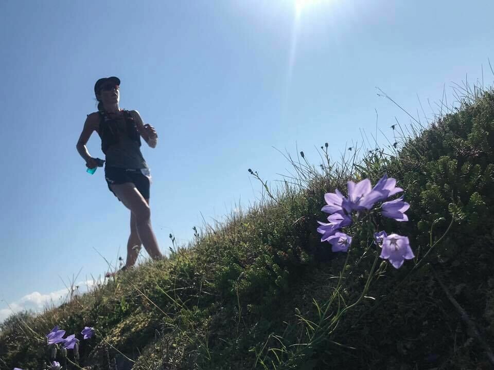 Therese Falk og Bjørn Tore Taranger vant etter 300 varme kilometer på Bømlo Blå_himmel_blå_blomster.jpg