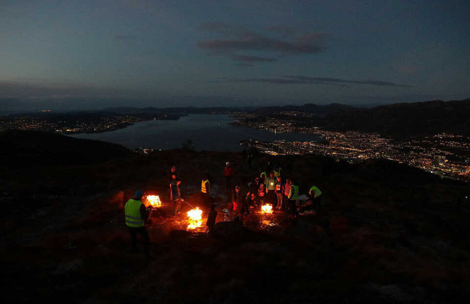 Det var samling rundt bålene på Løvstakken, med utsikt mot lysene fra Bergen by. (Alle foto: Arne Dag Myking). Det var samling rundt bålene på Løvstakken, med utsikt mot lysene fra Bergen by. (Alle foto: Arne Dag Myking).