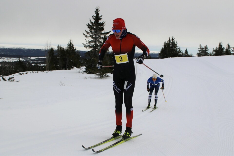 Johan Hoel er i ferd med å få en luke til Johan Telle etter 20 km på den klassiske Hafjell Ski Marathon. (Foto: Rolf Bakken) Johan Hoel er i ferd med å få en luke til Johan Telle etter 20 km på den klassiske Hafjell Ski Marathon. (Foto: Rolf Bakken)