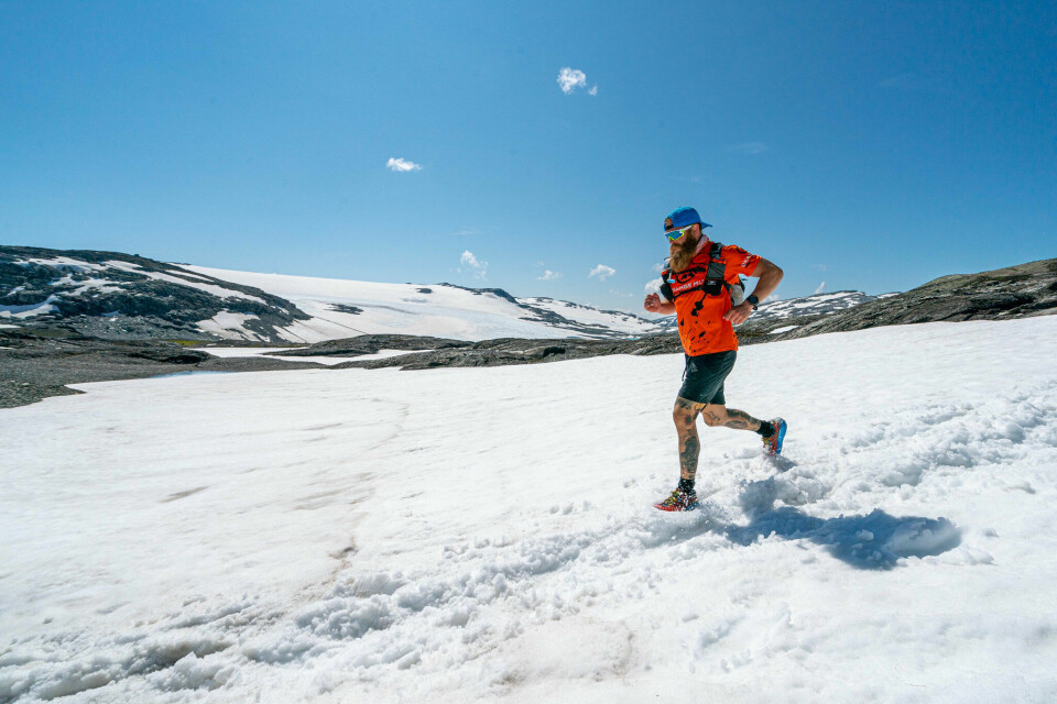 Snøføre for Håkon Frahm Stokka i kanten av Hardangerjøkulen i fjorårets løp. I år er det store snømengder også ellers i løypa. (Foto: Xtremeidfjord/Steve Ashworth) Snøføre for Håkon Frahm Stokka i kanten av Hardangerjøkulen i fjorårets løp. I år er det store snømengder også ellers i løypa. (Foto: Xtremeidfjord/Steve Ashworth)