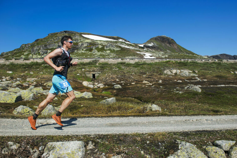 Hardangerjøkulen Ultra er avlyst, men ikke på grunn av Covid19 Askild Vatnbakk Larsen i fint driv over vidda. (Foto: Xtremeidfjord/Kai-Otto Melau)