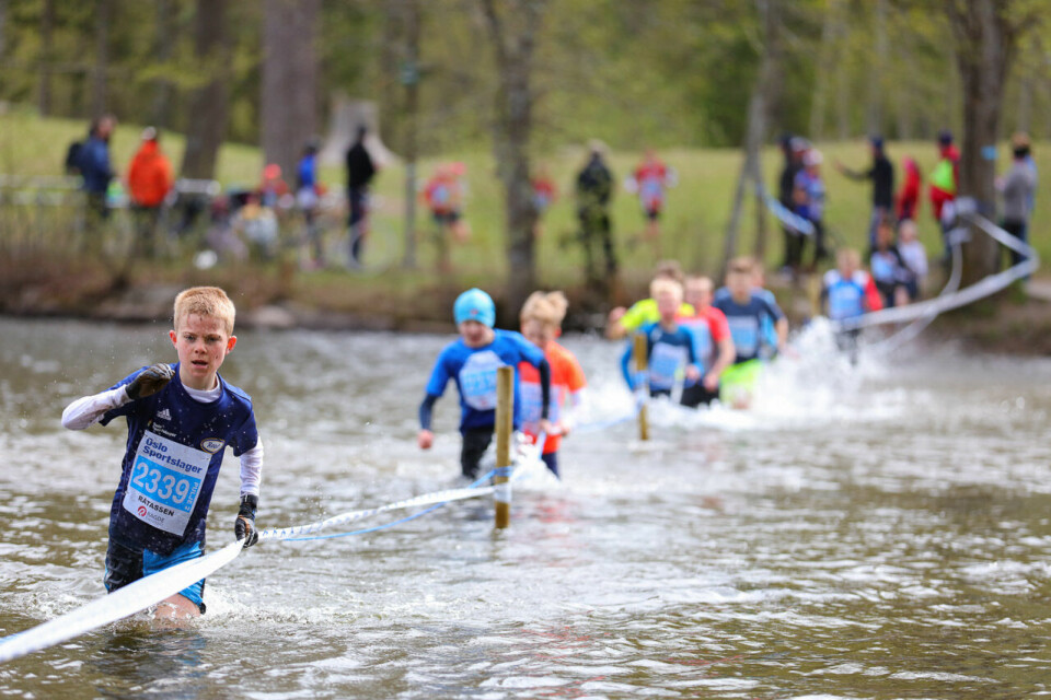 Sjøl om alt godværet skulle ha gjort at stiene er tørre, så bruker det likevel å bli våte utfordringer for både unge og gamle i Råskinnet. (Foto: Stian Schløsser Møller) Sjøl om alt godværet skulle ha gjort at stiene er tørre, så bruker det likevel å bli våte utfordringer for både unge og gamle i Råskinnet. (Foto: Stian Schløsser Møller)