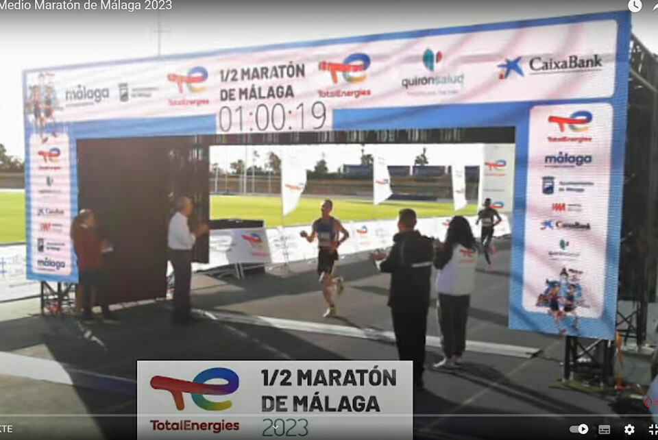 Sondre Nordstad Moen løper i mål som tredjemann på tiden 1:00:20 i dagens Malaga halvmaraton (Bilde fra målstreaming) Sondre Nordstad Moen løper i mål som tredjemann på tiden 1:00:20 i dagens Malaga halvmaraton (Bilde fra målstreaming)