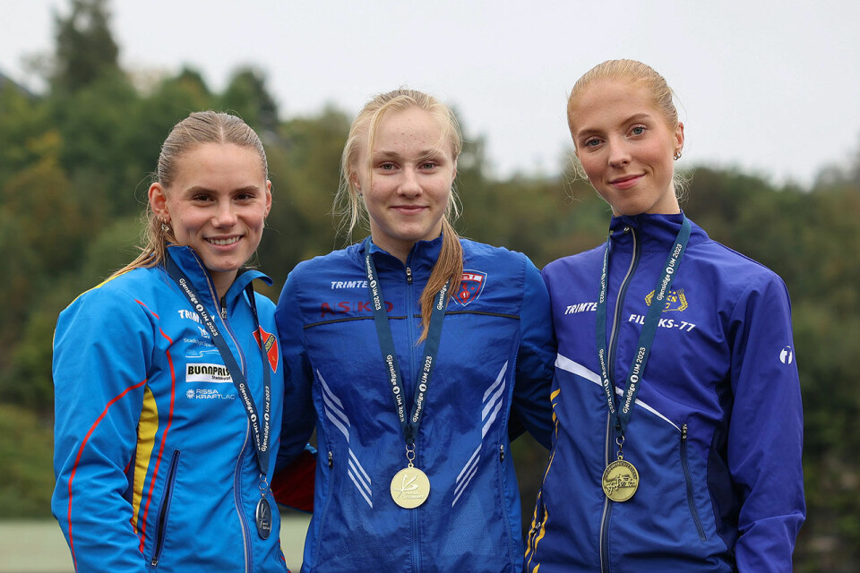 Premiepallen for jenter 17 år på 800 meter i UM: Mari Skraastad, Vilde-Sofie Torvund og Andrea Nygård Vie. (Alle foto: Arne Dag Myking) Premiepall med Mari Skraastad, Vilde-Sofie Torvund og Andrea Nygård Vie.