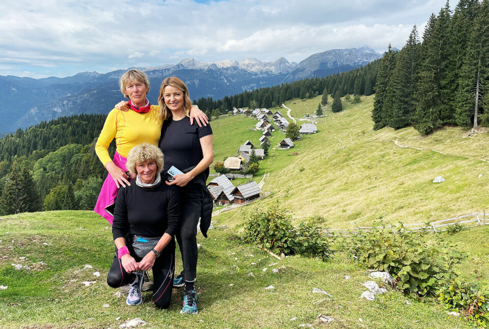 Else Husa (foran) hadde selskap av slovenske Slava (til venstre) og kroatiske Jelena (til høyre) på deler av turen. Her befinner trioen seg på Pokljuka platå med De julianske alper i bakgrunnen. (Foto: privat) Else Husa (foran) hadde selskap av slovenske Slava (til venstre) og kroatiske Jelena (til høyre) på deler av turen. Her befinner trioen seg på Pokljuka platå med De julianske alper i bakgrunnen. (Foto: privat)