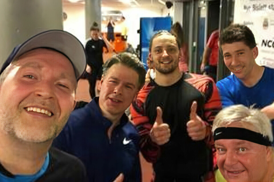 RøhneSelmer-ansatte trener i kjelleren under Bislett mot Sentrumsløpets 2023. (Foto: RøhneSelmer) RøhneSelmer-ansatte trener i kjelleren under Bislett mot Sentrumsløpets 2023. (Foto: RøhneSelmer)