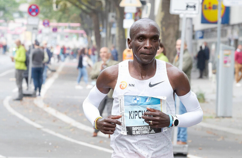 Eliud Kipchoge da han satte verdensrekord med 2.01.09 i Berlin i 2022 (Foto: photorun.net) Eliud Kipchoge da han satte verdensrekord med 2.01.09 i Berlin i 2022 (Foto: photorun.net)