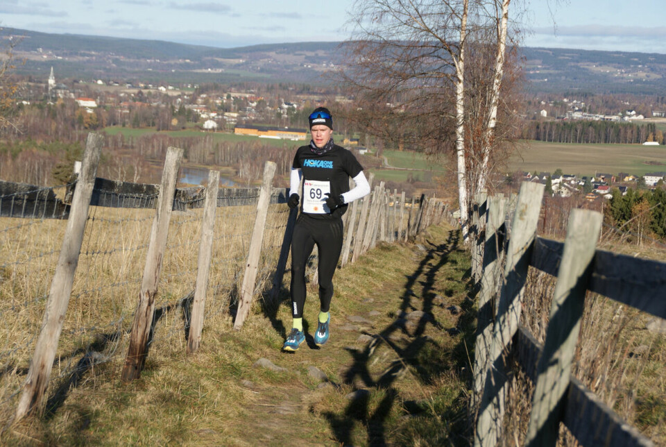 Sigurd Ruud Skjeseth alene i tet ca. 5 km ut i Ottestadstien Rundt søndag. (Foto: Stein Arne Negård) etter ca