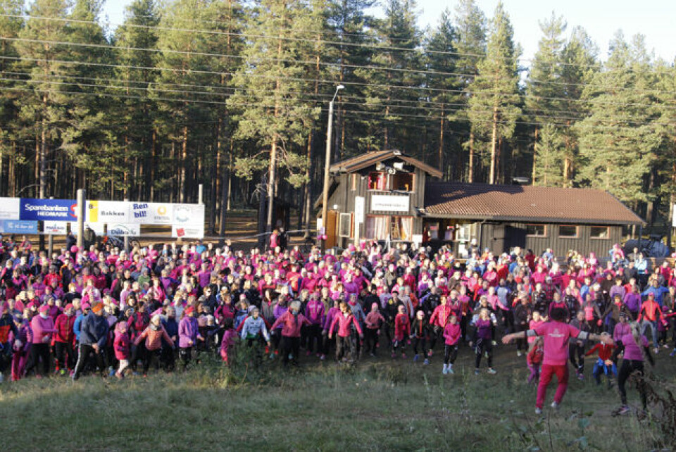 Elin Alme og speaker Roger Haugen varmer opp tidenes startfelt på skistadion i Stavåsen. Elin Alme og speaker Roger Haugen varmer opp tidenes startfelt på skistadion i Stavåsen.